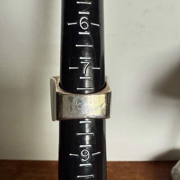 Elegant Mother of Pearl Sterling Silver Ring - Picture 9 of 13